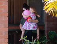 Cleo Smith, la niña de cuatro años rescatada el miércoles de una vivienda, tras 18 días desaparecida, sale de casa en brazos de su madre.