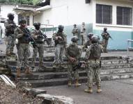 Imagen de militares reunidos en los exteriores de un centro de votación en abril del 2024.