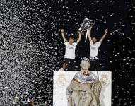Los capitanes del Real Madrid Nacho Fernández y Luka Modrić (i) levantan el trofeo este domingo a la Plaza de Cibeles, donde el equipo celebra con la afición su victoria en la final de la Liga de Campeones.
