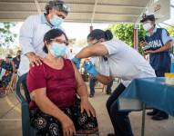 Una mujer recibe la vacuna CanSino contra el coronavirus covid-19. EFE/Luis Villalobos/Archivo