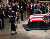 La vicepresidenta de EE. UU., Kamala Harris, junto al segundo caballero de EE. UU. Doug Emhoff, presenta una ofrenda floral en nombre del Poder Ejecutivo durante la capilla ardiente en homenaje al fallecido expresidente Jimmy Carter, en el Capitolio de EE. UU. en Washington, DC.