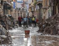 Fotografía de una de las calles de Paiporta encharcadas por las lluvias de ayer y que han afectado a las labores de limpieza, Valencia, este lunes.