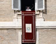 El papa Francisco durante el rezo del Ángelus en la Plaza San Pedro.