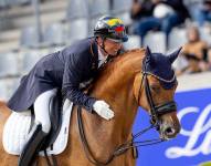 Julio Mendoza celebrando con su caballo Jewel's Goldstrike.