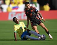 Vinícius Júnior sufrió una dura falta por parte de Daniel Muñoz en el duelo entre Brasil-Colombia