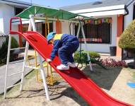 Un niño juega en una resbaladera en su plantel educativo de Quito.