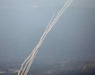 Fotografía en donde se observan proyectiles que son interceptados en el cielo de Israel.