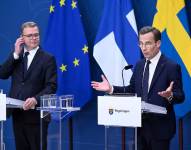 El primer ministro de Finlandia, Petteri Orpo (i), y el primer ministro de Suecia, Ulf Kristersson (d), durante una rueda de prensa en la sede del gobierno en Estocolmo, Suecia.