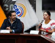 Enrique Gómez e Inés Díaz en el CNE.