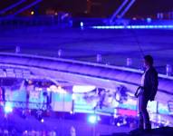 Tom Cruise en la cima del estadio Olímpico de París.