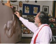 El artista Oswaldo Viteri pintando en su taller