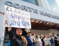 Fotografía de archivo del 11 de abril de 2024 de simpatizantes del exvicepresidente Jorge Glas que se manifiestan a su favor en los exteriores de la Corte Nacional de Justicia en Quito.