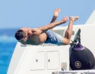 Zac Efron y Gerard Butler disfrutan de sus vacaciones en un lujoso yate en St-Tropez, rodeados de una encantadora compañía. Gerard se mantuvo con su camiseta azul puesta, mientras que Zac hizo alarde de sus abdominales marcados usando sólo shorts de baño.