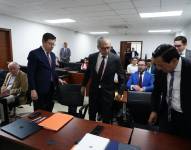 Fernando Muñoz ingresa a una sala del Complejo Judicial Norte de Quito.