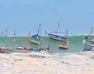 Medios locales difundieron videos de usuarios que grabaron como las olas hicieron volcar decenas de barcos y cómo el agua ha llegado a calles y comercios.