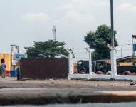 Los vehículos de las fuerzas de seguridad están estacionados dentro del recinto de la prisión central de Makala en Kinshasa, República Democrática del Congo, el 3 de septiembre de 2024.