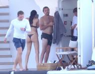 Leonardo DiCaprio sufre una picadura de medusa mientras estaba en el mar con su novia Vittoria Ceretti y amigos famosos a bordo de un yate en Cerdeña.