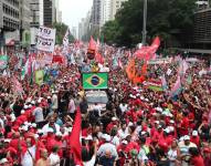 El candidato presidencial brasileño Luiz Inácio Lula da Silva (i), su esposa Janja (c) y otros integrantes de su campaña, realizaron hoy un recorrido junto a miles de simpatizantes por las calles de Sao Paulo.