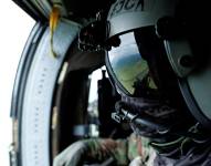 Fotografía de archivo en donde se ve un soldado colombiano a bordo de un helicóptero.