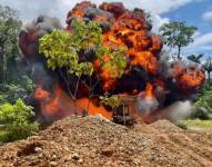 Fotografía cedida por la Policía Nacional de Colombia, que muestra la destrucción de maquinaria utilizada en minería ilegal en una zona rural en Colombia.