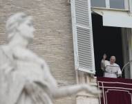 El papa Francisco desde su balcón en la Plaza de San Pedro en el Vaticano el 20 de febrero de 2022. (Foto AP/Gregorio Borgia)