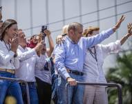 La líder opositora venezolana María Corina Machado (i) y el candidato a la presidencia de Venezuela Edmundo González Urrutia (d) participan en una manifestación de apoyo este martes, en Caracas.