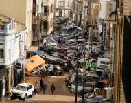 Vehículos amontonados tras las intensas lluvias en Valencia.