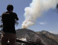 Una columna de humo se levanta desde el cerro Auqui en Quito.