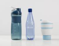 Imagen referencial de botellas para llevar agua.