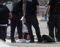 Ashkelon (Israel), 07/10/2023.- Una persona muerta en el suelo tras el ataque sorpresivo de Hamás contra Israel.