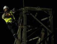 Foto de un trabajador realizando trabajos de mantenimiento a la subestación Milagro, en la provincia del Guayas, este miércoles 18 de septiembre del 2024.