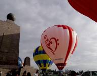 Festival Internacional del Globo Mitad del Mundo 2022. El globo de color blanco y rojo sufrió un percance.