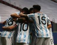 Jugadores de Argentina celebran el tanto de Rodríguez.