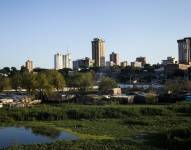 Fotografía ddonde se ve una panorámica del centro de Asunción con el barrio Chacarita en frente, en Asunción (Paraguay).