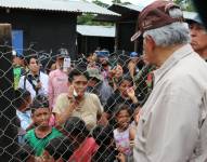 Fotografía de archivo en donde el presidente electo de Panamá, José Raúl Mulino (d), saluda a migrantes a en el albergue de Lajas Blancas, en el Darién, frontera natural con Colombia.