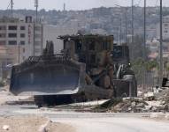 Un buldócer​ militar israelí durante una operación militar en la ciudad de Jenin