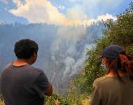 Fotografía del 26 de septiembre de 2024 en donde se observa un incendio forestal en el Cerro Auki, en Quito.