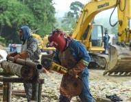 Dos obreros trabajando en la construcción del puente bailey.