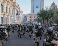 Militares se retiran de la sede del Gobierno de Bolivia este miércoles en La Paz (Bolivia).