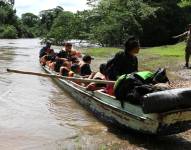 Fotografía de migrantes llegando en canoa al Darién en Panamá.