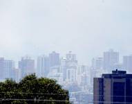 Tomas desde el norte de Quito a la zona de Bellavista y Guápulo donde se mantienen activos los incendios forestales.