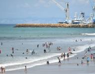 Ciudadanos disfrutan del mar en una playa de Manta.