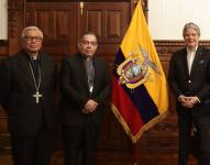 José Asimbaya, obispo castrense; Alfredo Espinoza, arzobispo de Quito y el presidente Guillermo Lasso.
