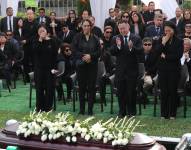 Kenji, Sachi y Keiko Fujimori lloran durante el funeral de su padre, el expresidente de Perú, Alberto Fujimori