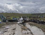 Operaciones de rescate en el sitio del accidente de avión.