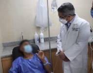 Imagen del 27 de octubre. El ministro de Salud, José Ruales, visita a uno de los pacientes intoxicados por alcohol metílico, en el hospital Gustavo Domínguez Zambrano, en Santo Domingo.