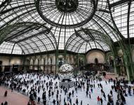 Un grupo de personas patina en la pista de hielo cubierta más grande del mundo en el Grand Palais de París el 14 de diciembre de 2024.