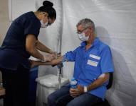 Pacientes atendidos en una tienda de campaña para el tratamiento del dengue