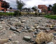 El caudal del río Tomebamba, uno de los principales afluentes de Cuenca, es muy bajo.