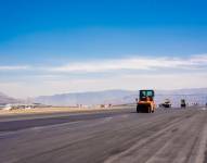 Imagen de los trabajos de mantenimiento en la pista del Aeropuerto de Tababela.
